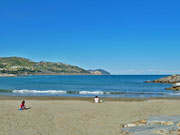 Strand in San Lorenzo al Mare mit Blick auf Porto Maurizio